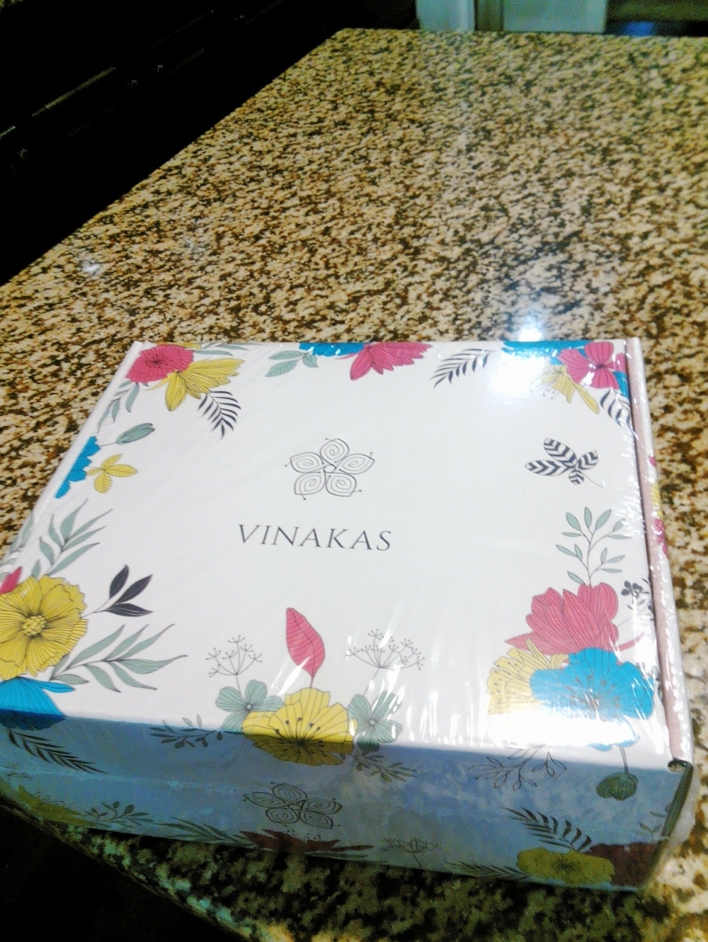 Vinakas Floral Gift Box - White with Multicolor Flowers